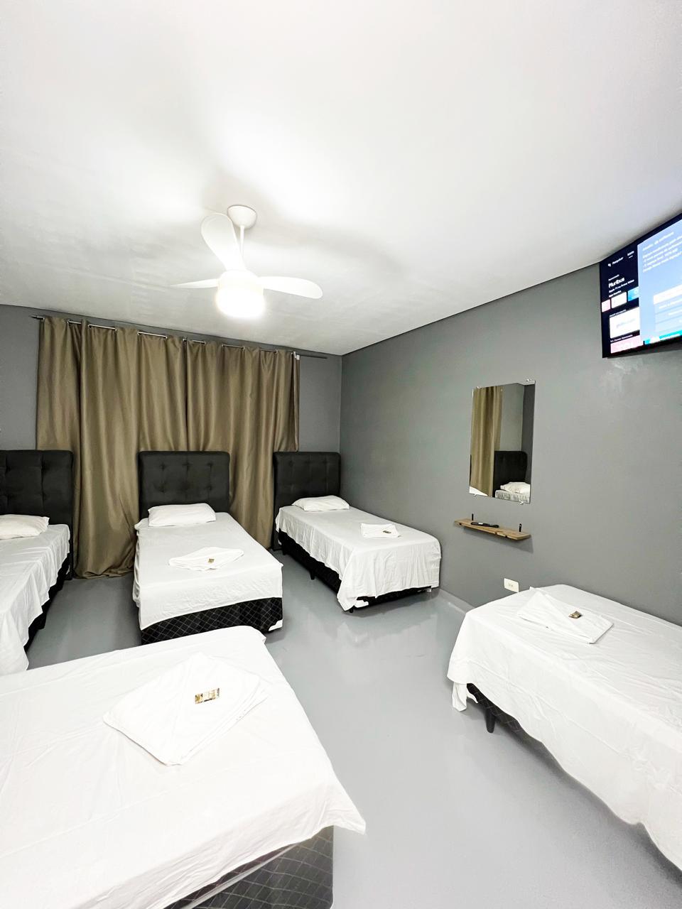 Quarto compartilhado com várias camas