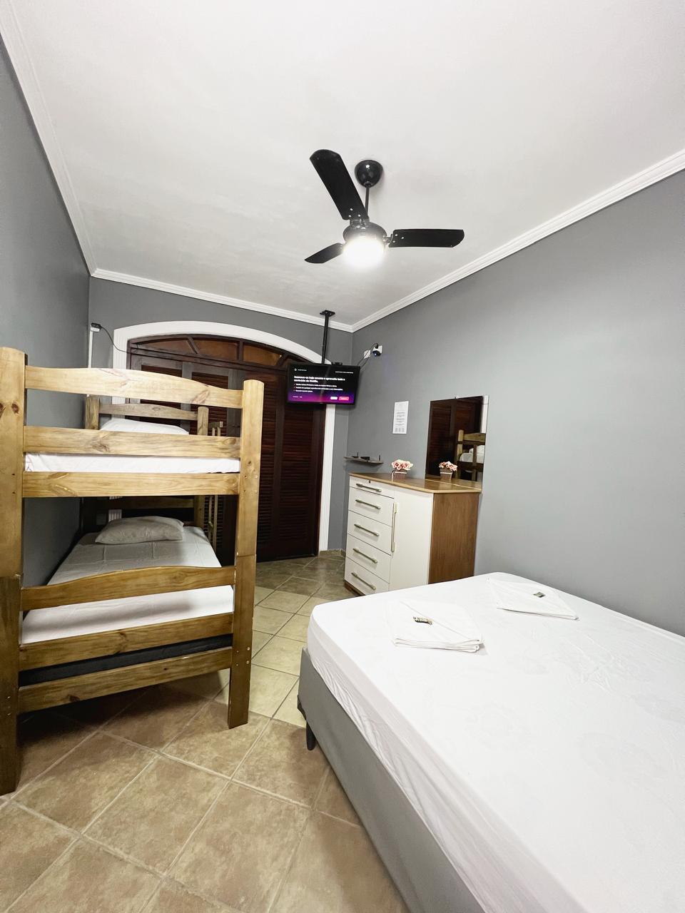 Quarto família com cama de casal e beliche