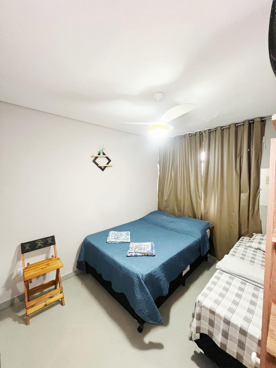 Quarto família com cama de casal e cama extra